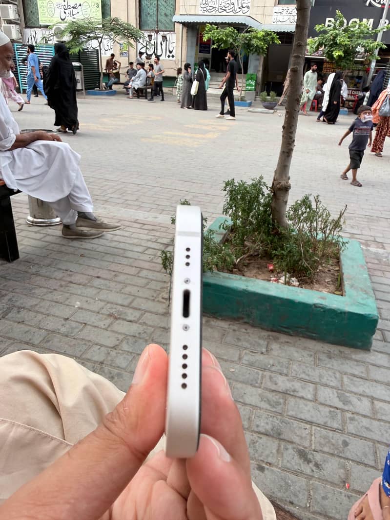 Apple iPhone 12 4