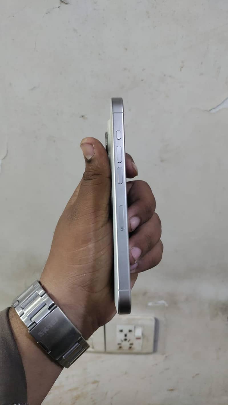 Apple iPhone 16 Pro Max 1