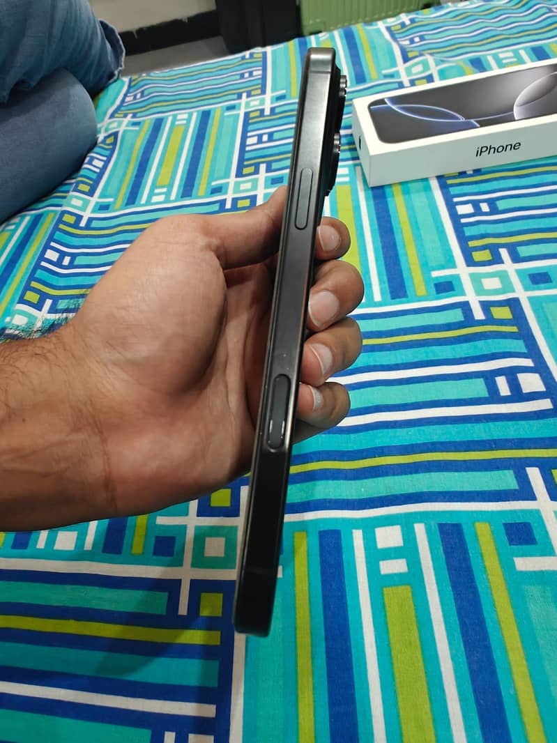 Apple iPhone 16 Pro Max 9