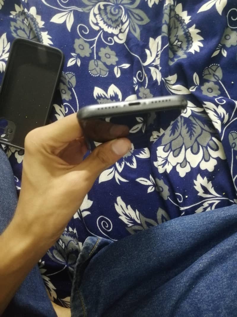 Apple iPhone 11 4