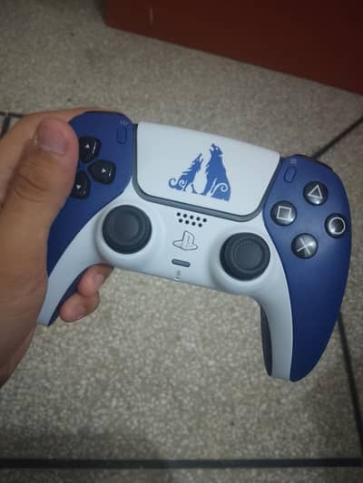 This is a (ps5) lookingps4 controller god of war edition