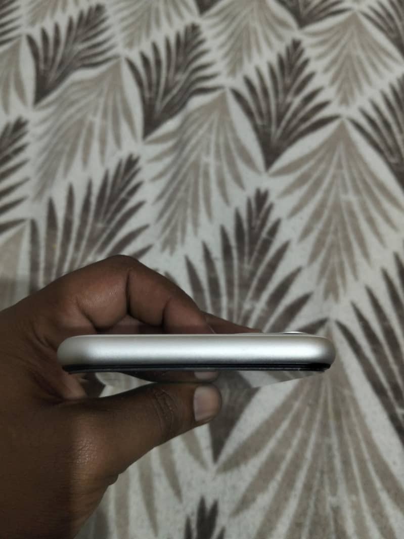 Apple iPhone 11 4