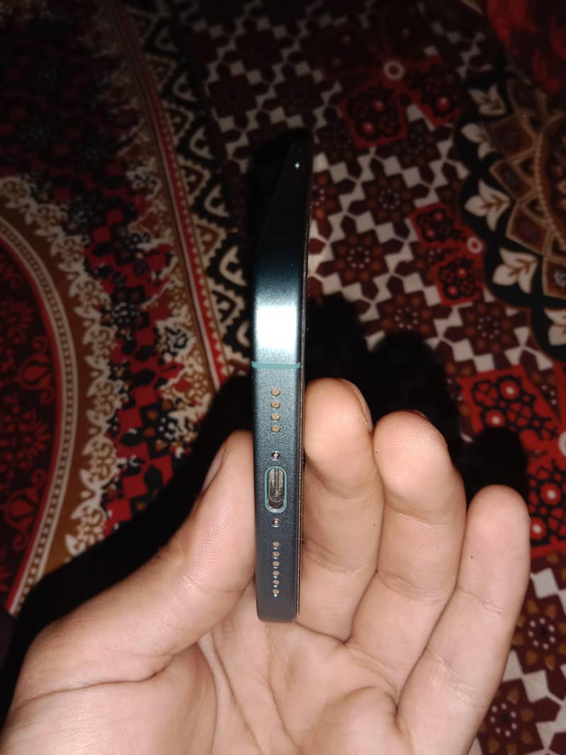 Apple iPhone 16 Plus 4