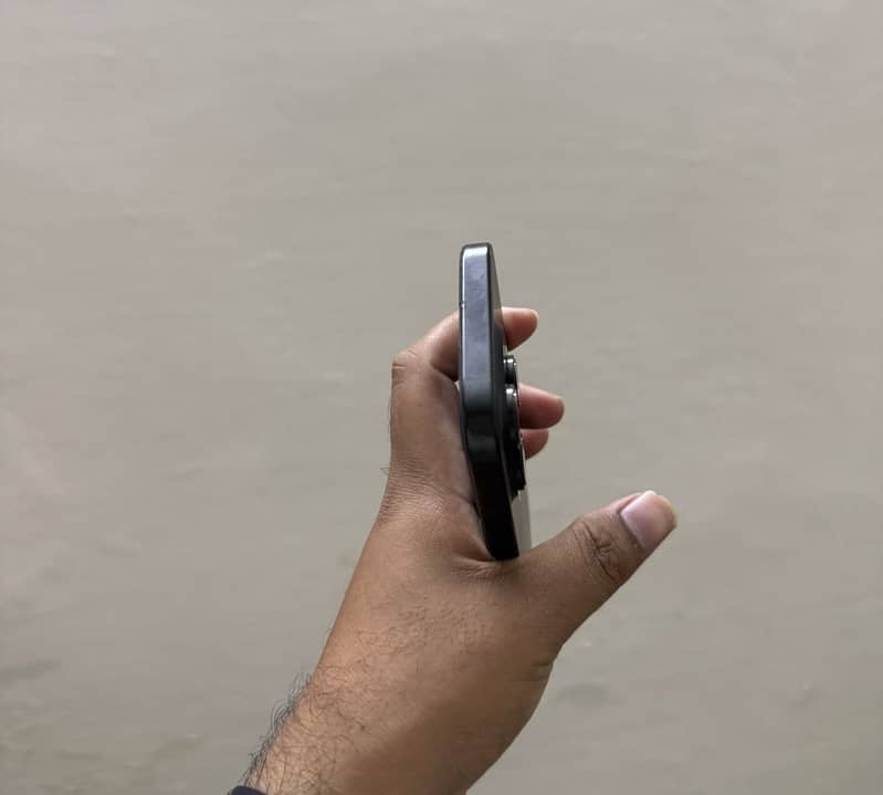 Apple iPhone 16 Pro 4