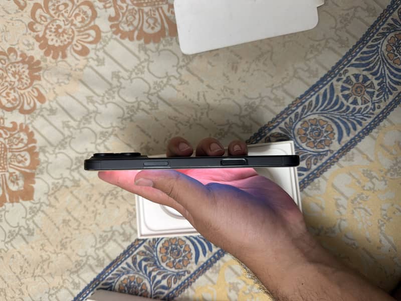 Apple iPhone 16 Pro Max 9