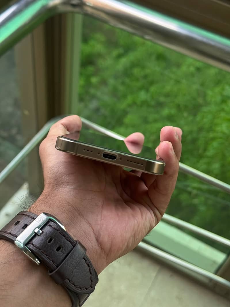 Apple iPhone 16 Pro 3