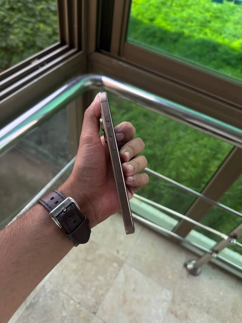 Apple iPhone 16 Pro 4