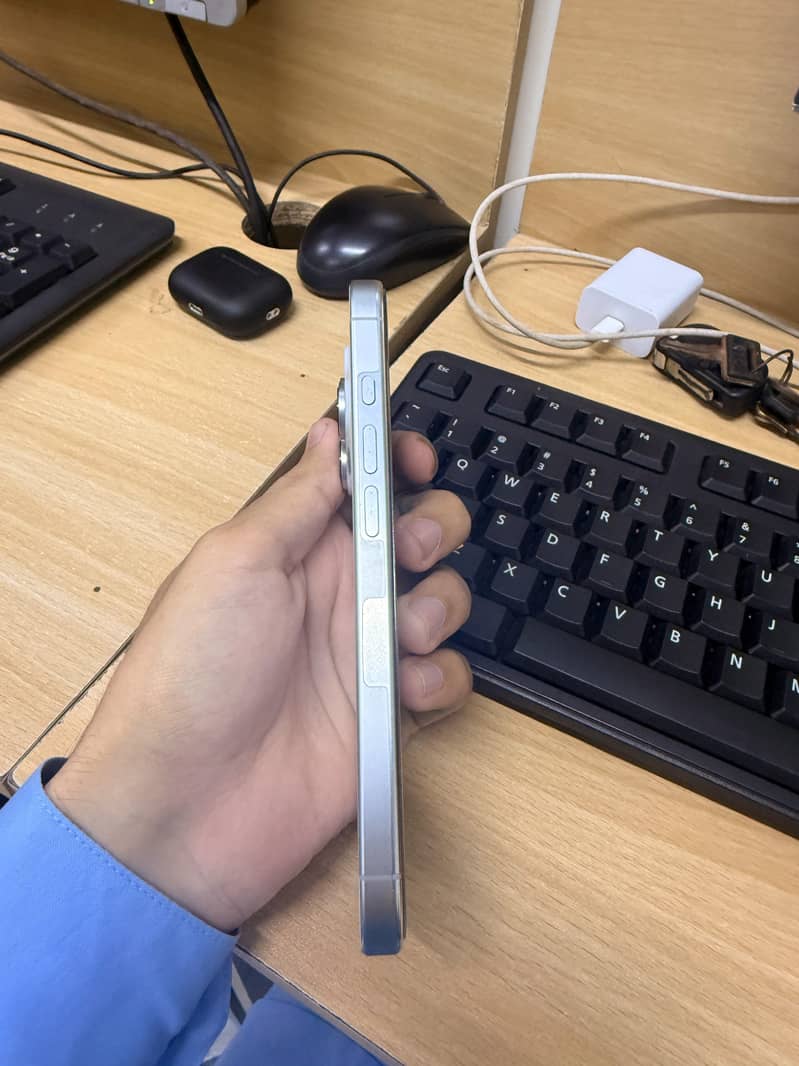 Apple iPhone 16 Pro 3