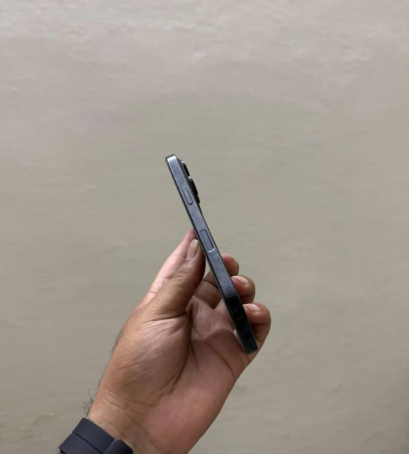 Apple iPhone 16 Pro 2