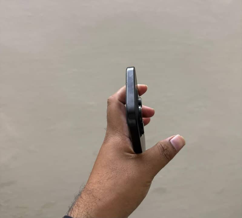 Apple iPhone 16 Pro 3