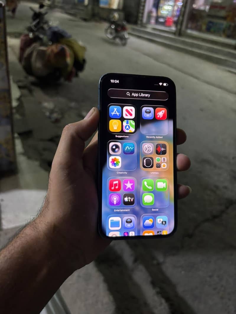 Apple iPhone 13 8
