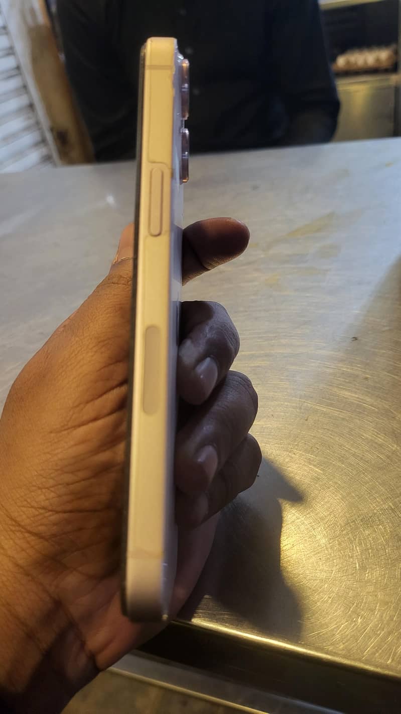 Apple iPhone 13 2