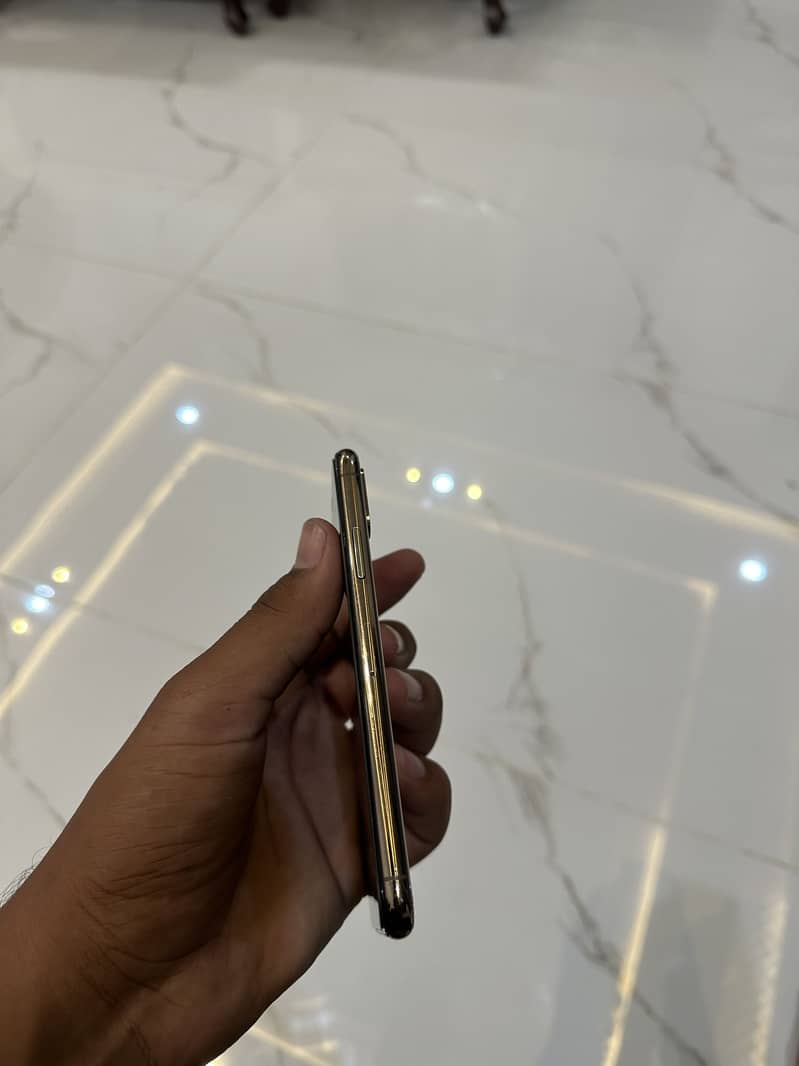 Apple iPhone XS 4