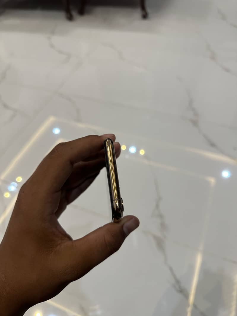 Apple iPhone XS 6