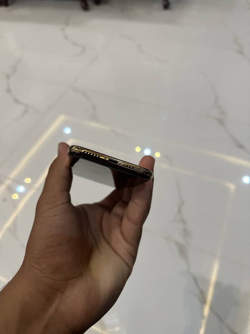 Apple iPhone XS 7
