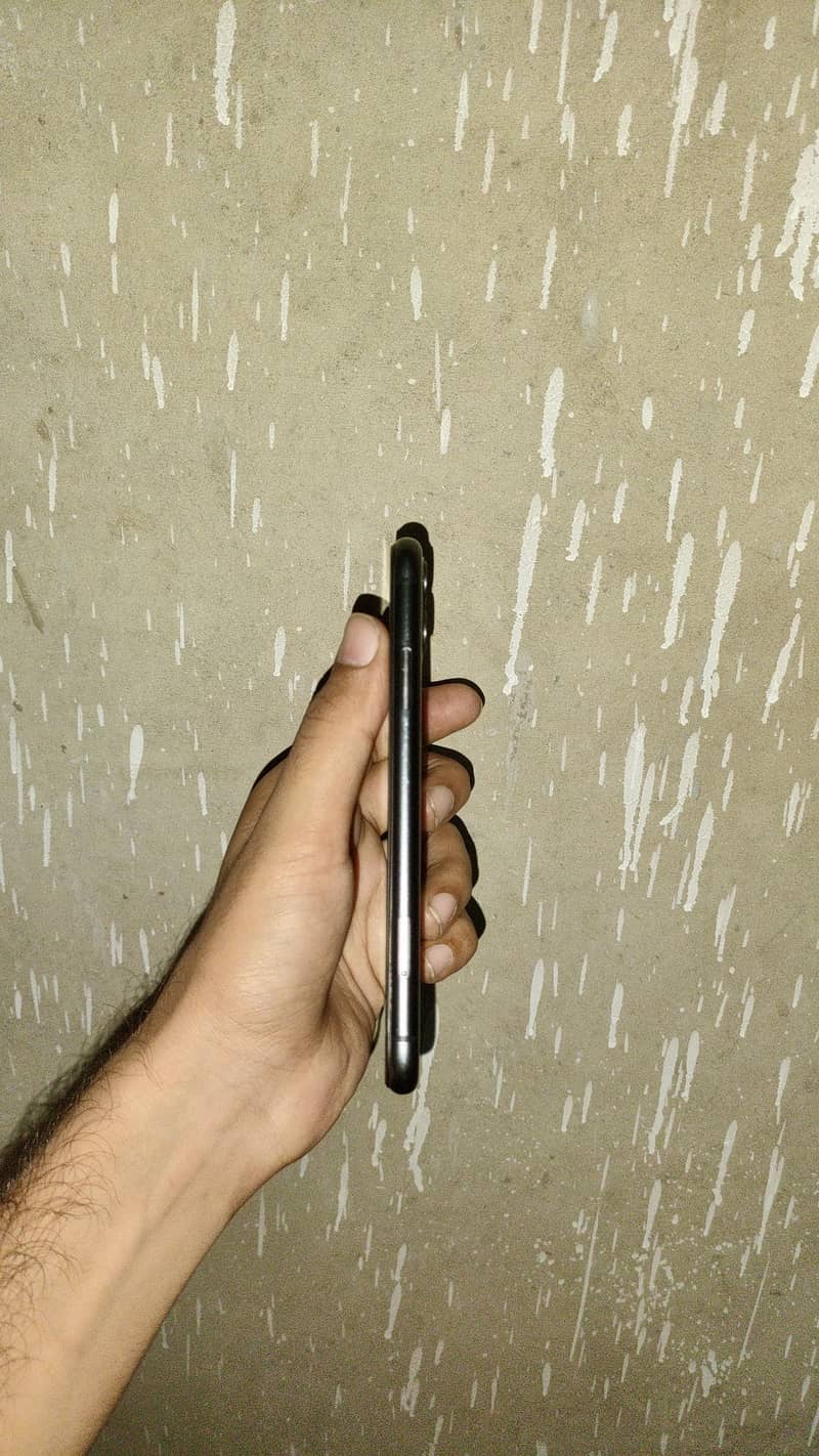 Apple iPhone 11 - Clean Condition 3