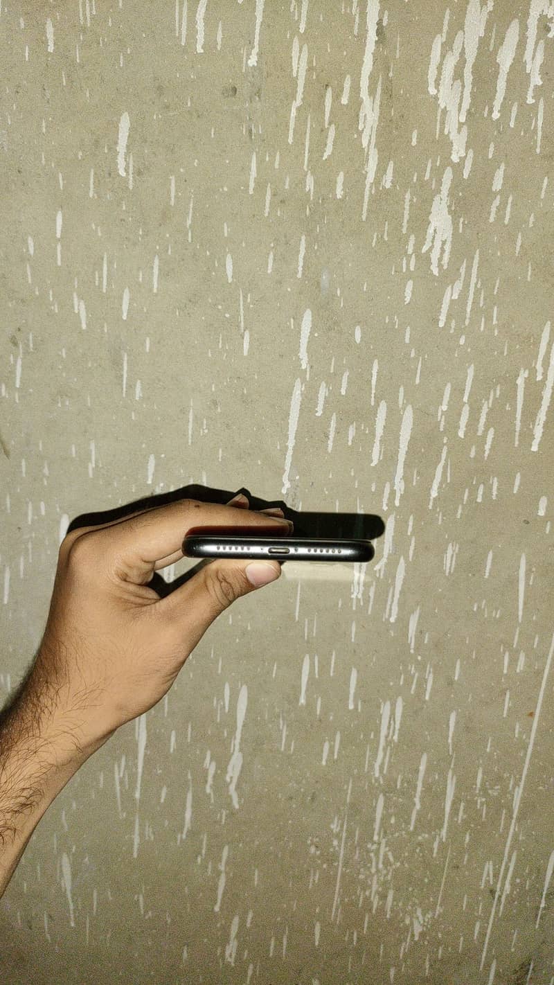 Apple iPhone 11 - Clean Condition 4