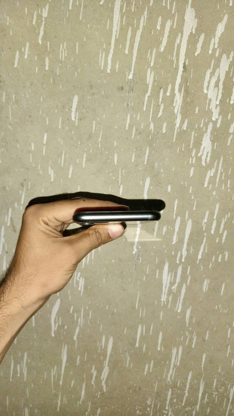 Apple iPhone 11 - Clean Condition 5