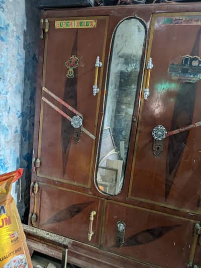 iron wardrobe very good and nice not rust on it