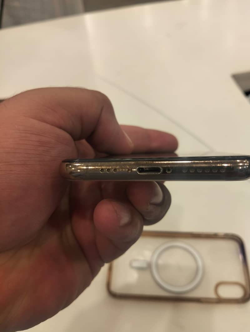 Apple iPhone XS 4