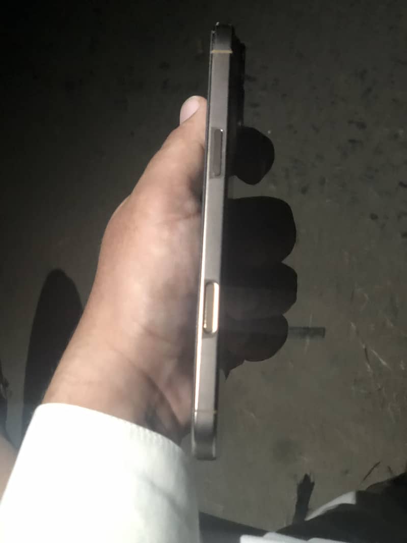 Apple iPhone 16 Pro Max 4