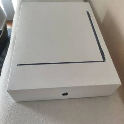 New MacBook Air 15” M5 Ram 16 SSD 512 Apple warranty 1 Year