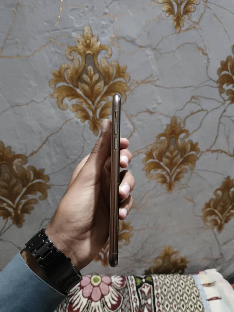 Apple iPhone XS Max 3