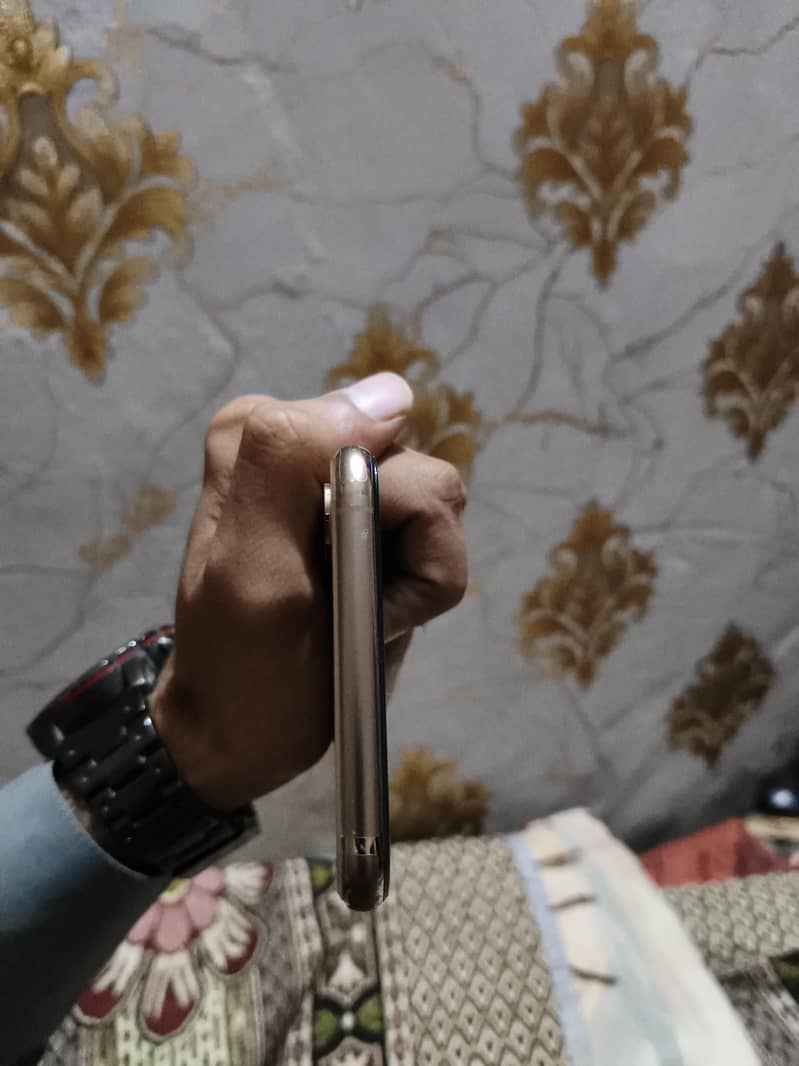 Apple iPhone XS Max 4