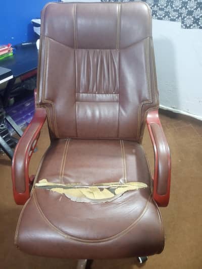 Office Boss Chair Comfortable Chair Size adjustment & wheels working.