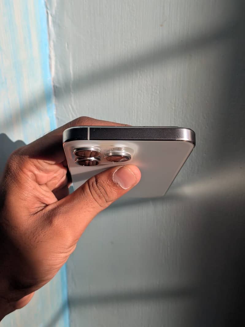 Apple iPhone 15 Pro Max 4