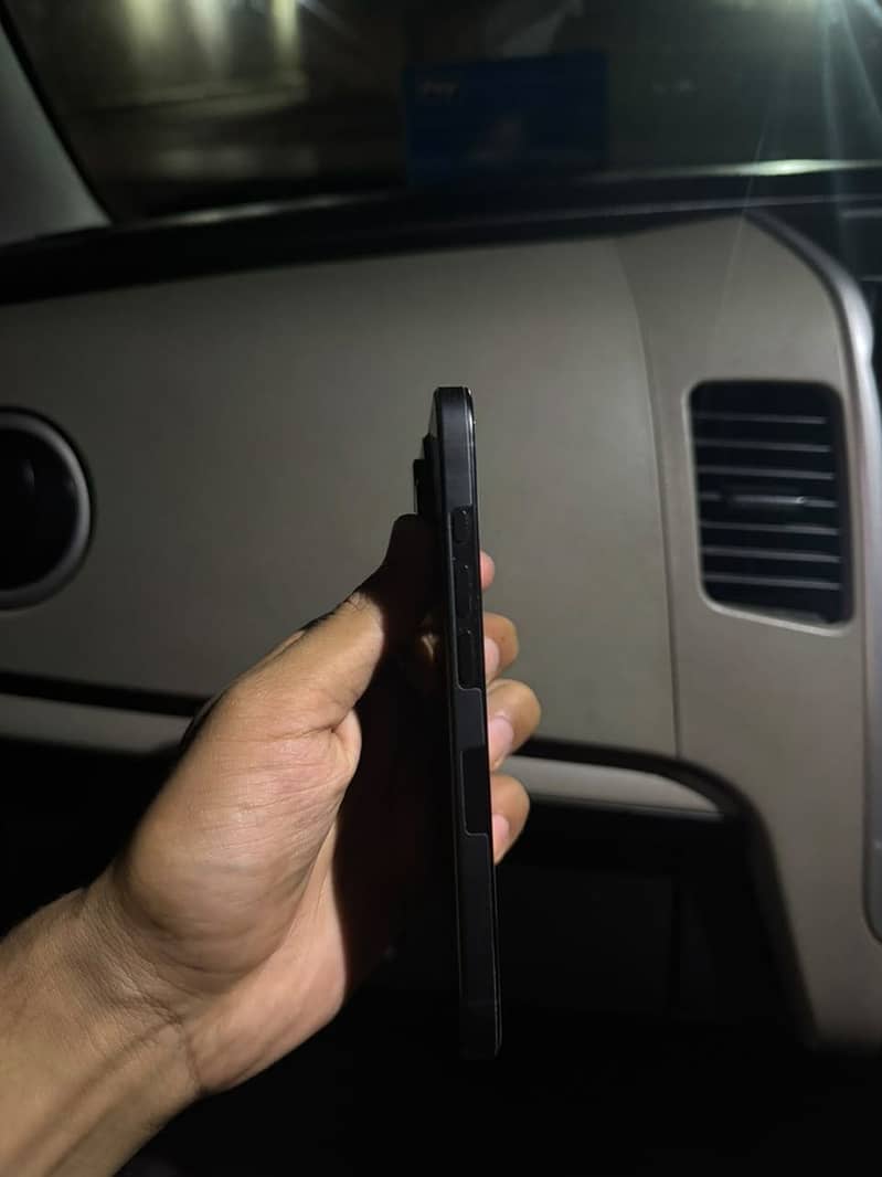 Apple iPhone 16 Pro 13