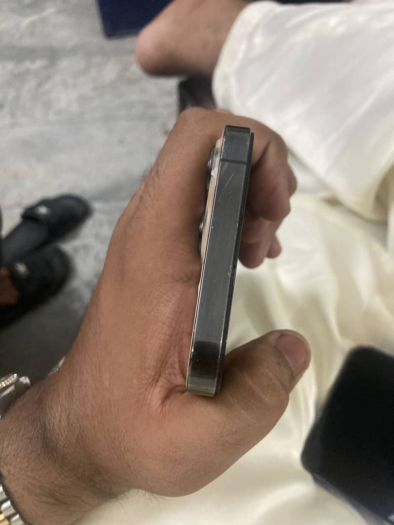 Apple iPhone 13 Pro Max 4