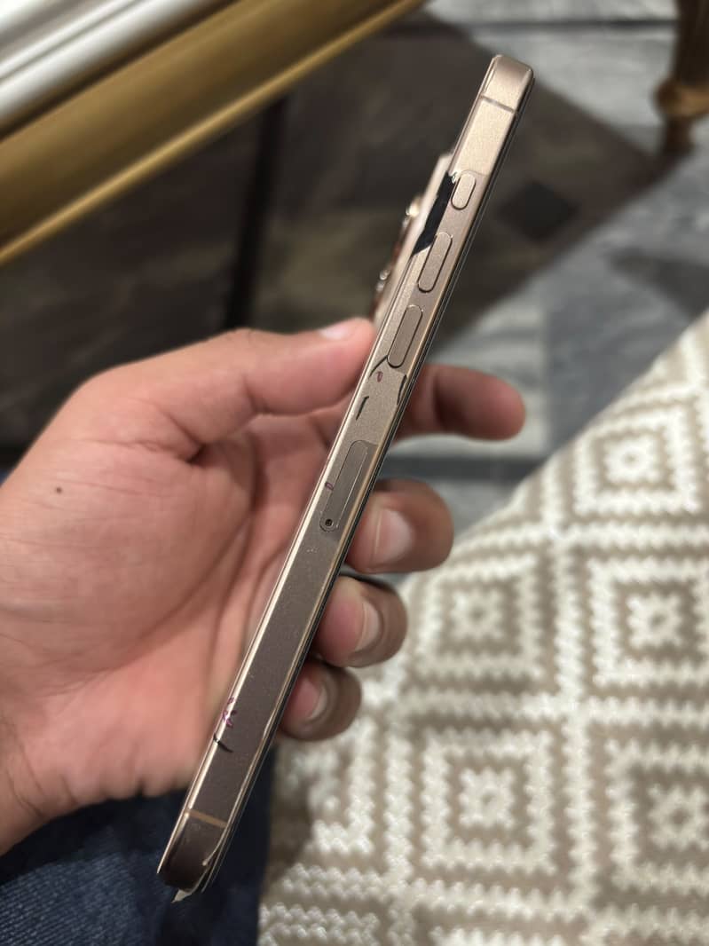 Iphone 16 pro max 4