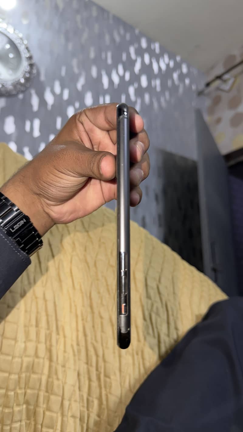 Apple iPhone 11 Pro Max 4