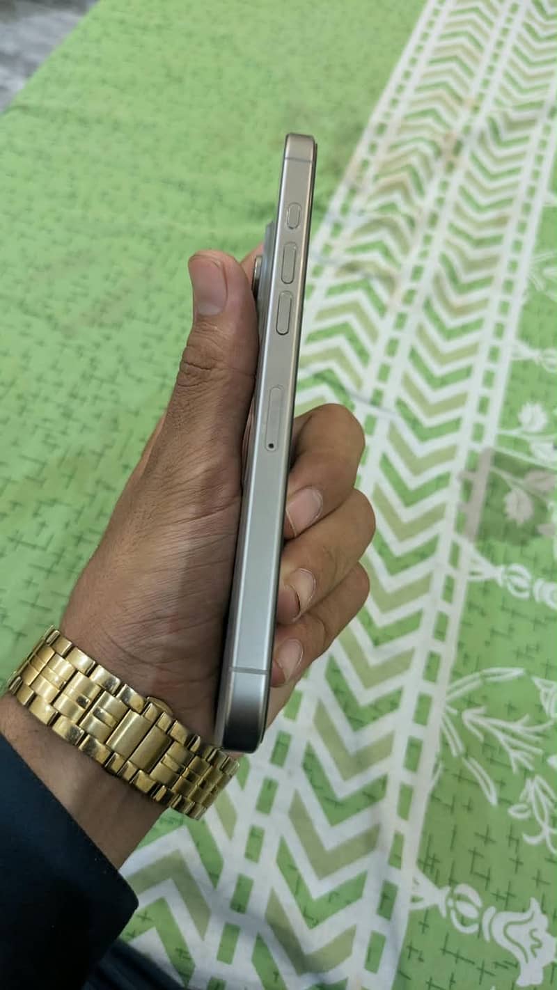 Apple iPhone 16 Pro Max 1