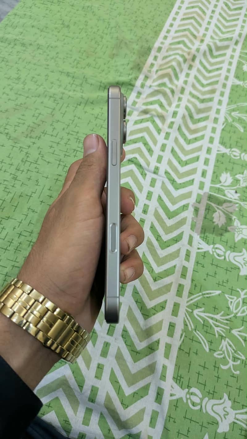Apple iPhone 16 Pro Max 3