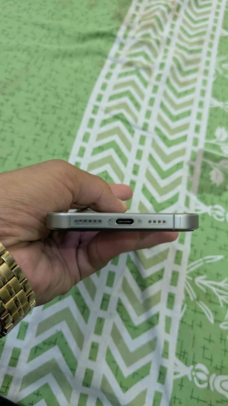 Apple iPhone 16 Pro Max 4