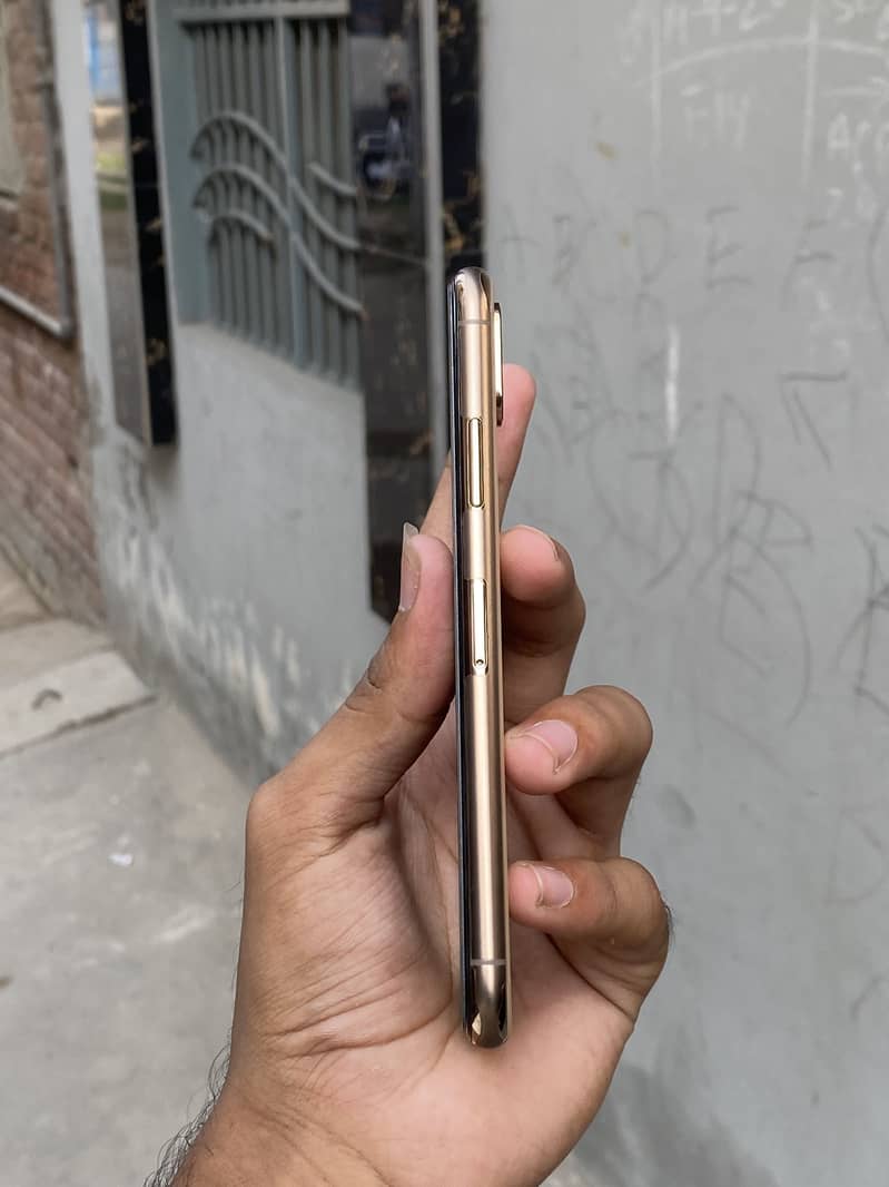Apple iPhone XS 5