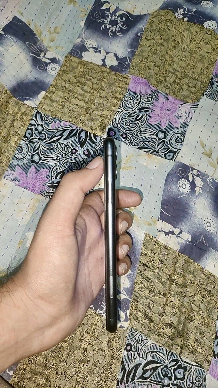 Apple iPhone 11 - Mint Condition 2