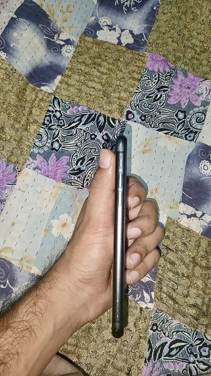 Apple iPhone 11 - Mint Condition 3