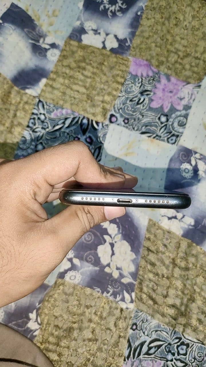 Apple iPhone 11 - Mint Condition 4