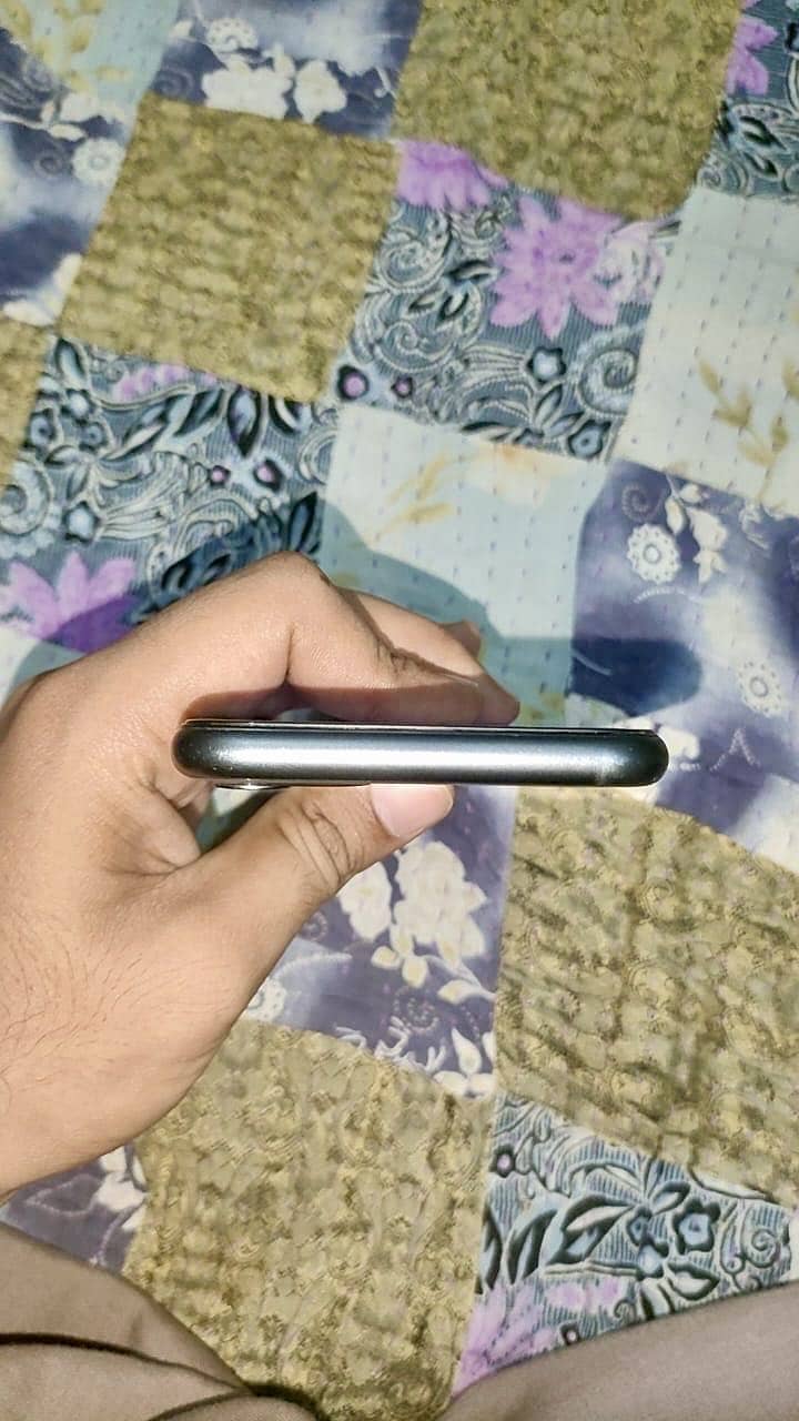Apple iPhone 11 - Mint Condition 5