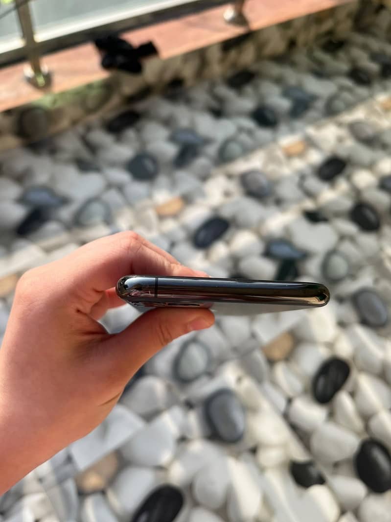 Apple iPhone 11 Pro Max 2