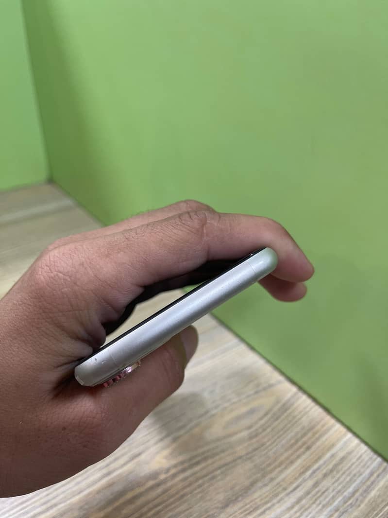 Apple iPhone 11 3