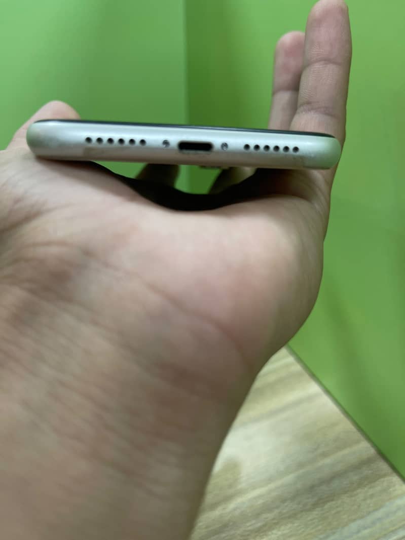 Apple iPhone 11 4