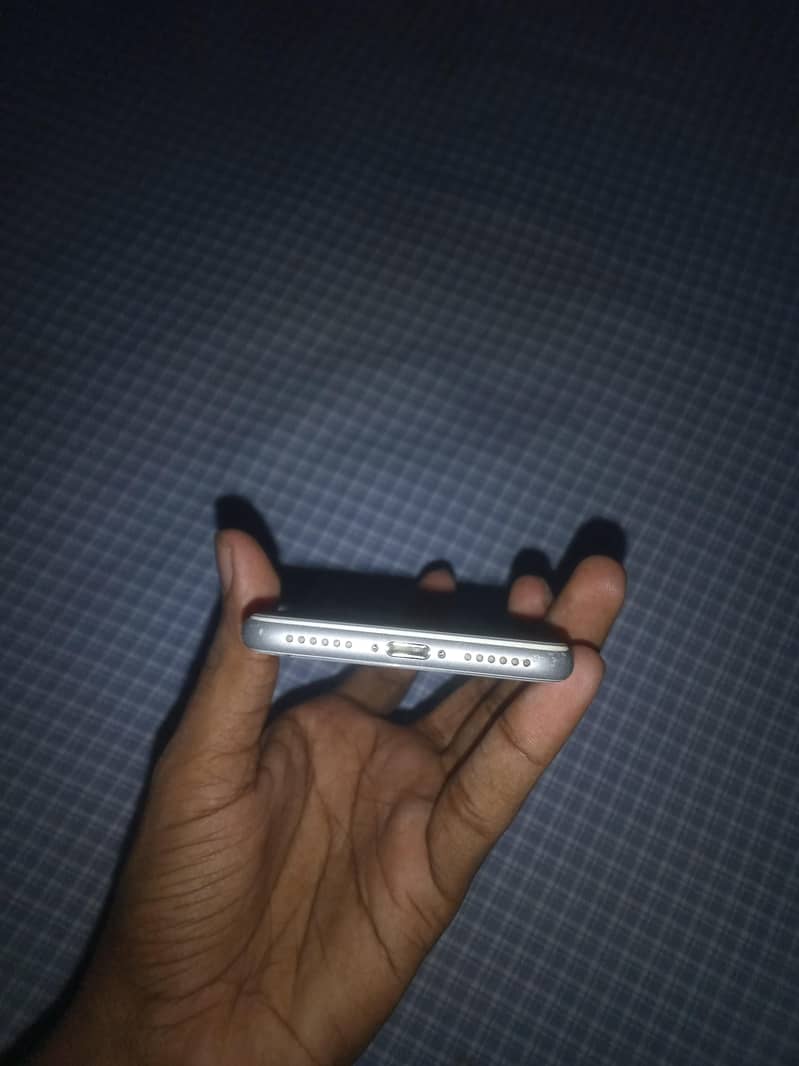 Apple iPhone 8 3