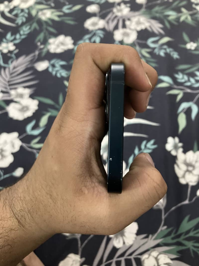 Apple iPhone 13 5