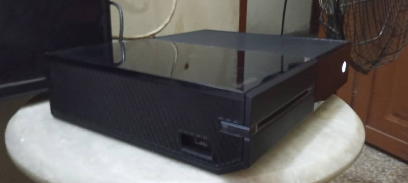 Xbox one with 1 controller 5 games 2