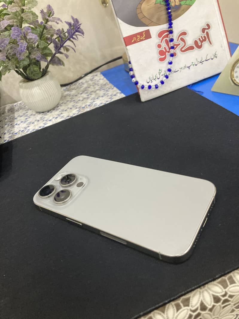 Apple iPhone 15 Pro 2