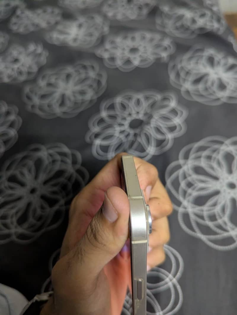 Apple iPhone 13 2